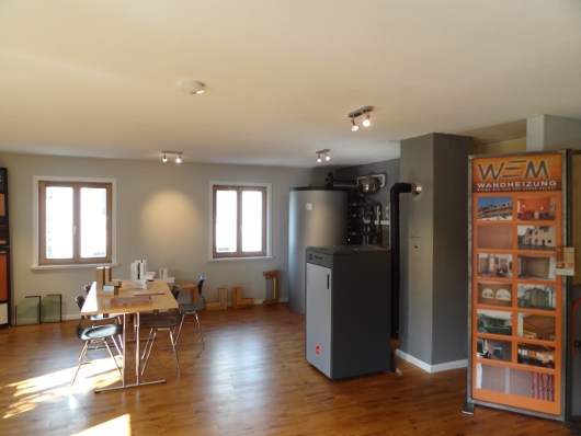 Ausstellung bei concept12 mit Schichtenspeicher, Pelletkessel, Wandheizung und Solarthermie